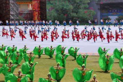 雲南楚雄彝族自治州慶祝成立60周年(組圖)4月15日，演員在慶祝大會上表演。當日，雲南省楚雄彝族自治州在楚雄市舉行慶祝大會，慶祝建州60周年。