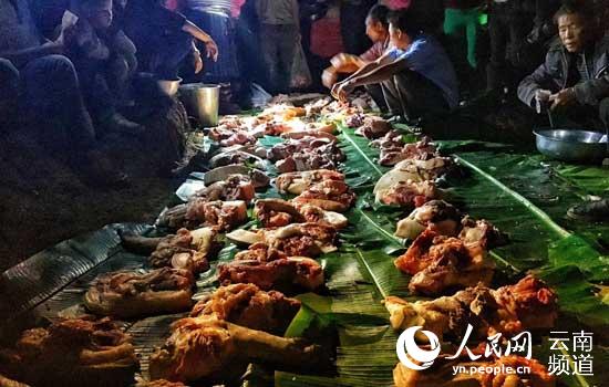 花倮山寨分“龙肉”,激情篝火庆荞年。摄影:梁正翔