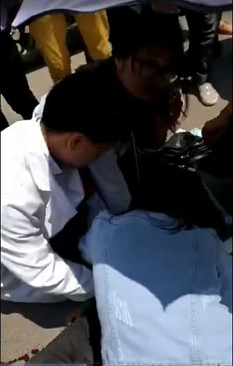 昆明4岁小男孩被撞 医学院女大学生跪地40分钟