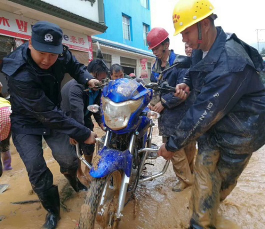 文山州公安机关投入数百警力参与麻栗坡洪灾救