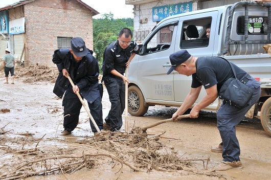 文山州公安机关投入数百警力参与麻栗坡洪灾救