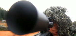 云南武警实训视频曝光训练中他们还要在来回晃动的狙击平台上对鸡蛋、硬币、子弹壳等不同大小实物进行狙击。
