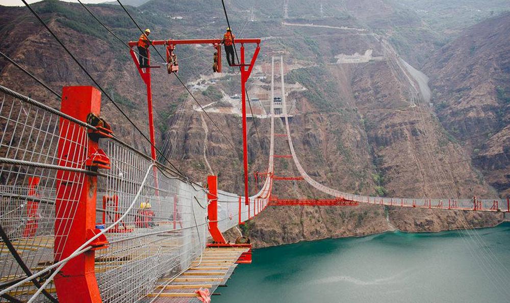 世界在建最大跨径山区峡谷悬索桥猫道施工平台贯通