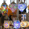 印度蠶絲毯PK土耳其水晶燈？　在境外館，來自世界各地的商品齊聚一堂，琳琅滿目。