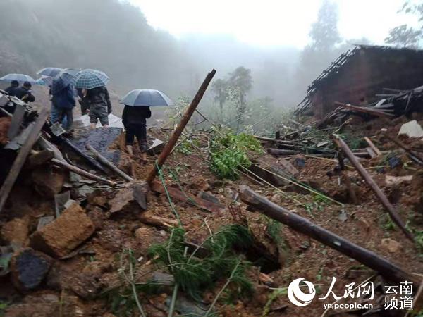 云南昭通突发泥石流山体滑 消防正全力赶赴现场