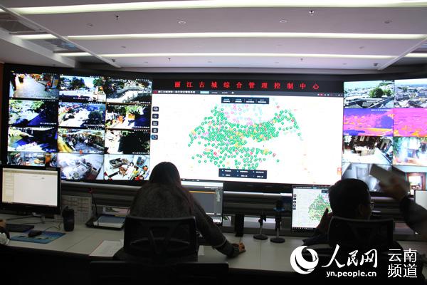 丽江古城综合管理控制中心智慧消防演示画面。（人民网 符皓 摄）
