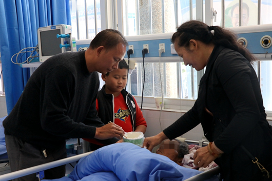 子女正在照顾老人