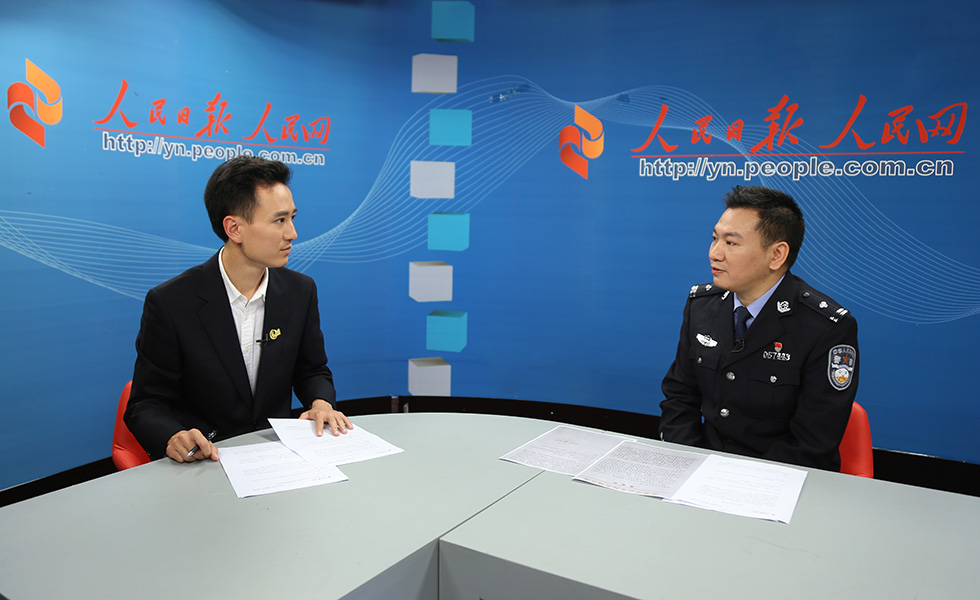 “我在北京保大慶”專題訪談昆明市公安局五華分局指揮中心接處警中隊民警鄒雲在演播室與主持人交流。