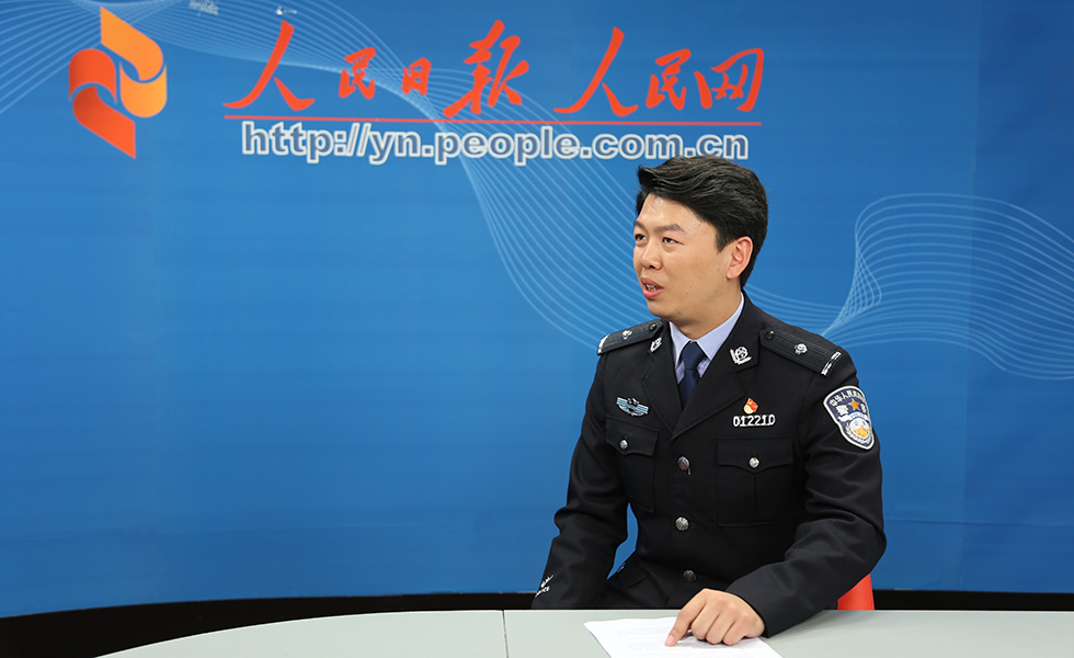 “我在北京保大慶”專題訪談昆明市公安局五華分局巡特警大隊四中隊民警丁一在演播室與主持人交流。