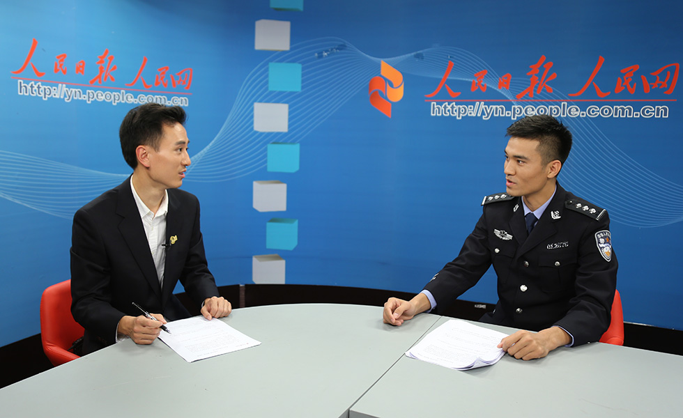 “我在北京保大慶”專題訪談昆明市公安局五華分局治安大隊民警趙生培在演播室與主持人交流。