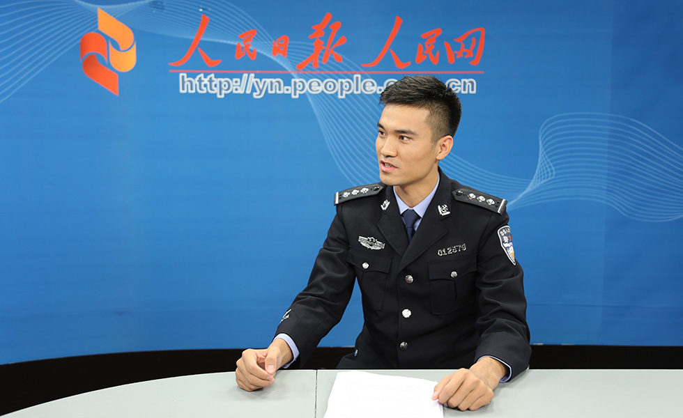 “我在北京保大慶”專題訪談昆明市公安局五華分局治安大隊民警趙生培在演播室與主持人交流。