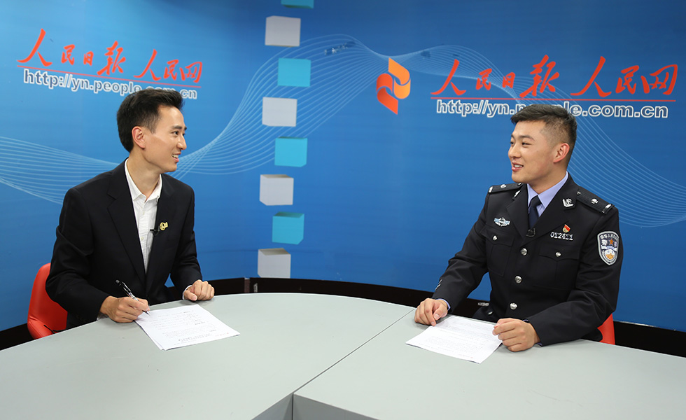 “我在北京保大慶”專題訪談昆明市公安局五華分局巡特警大隊五中隊民警王德眾在演播室與主持人交流。