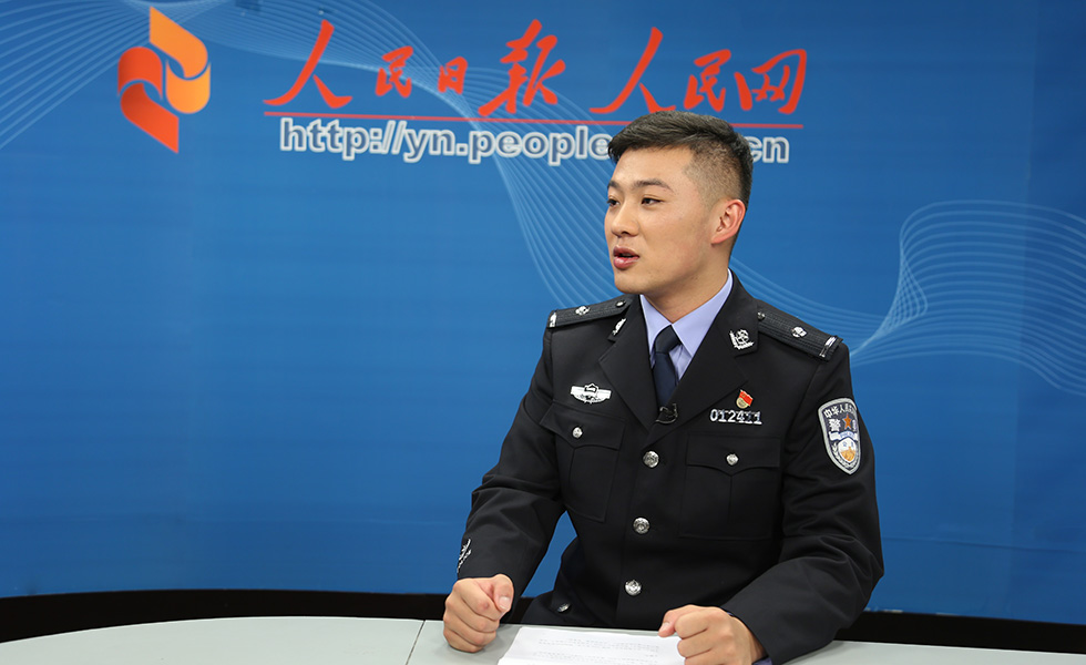 “我在北京保大慶”專題訪談昆明市公安局五華分局巡特警大隊五中隊民警王德眾在演播室與主持人交流。