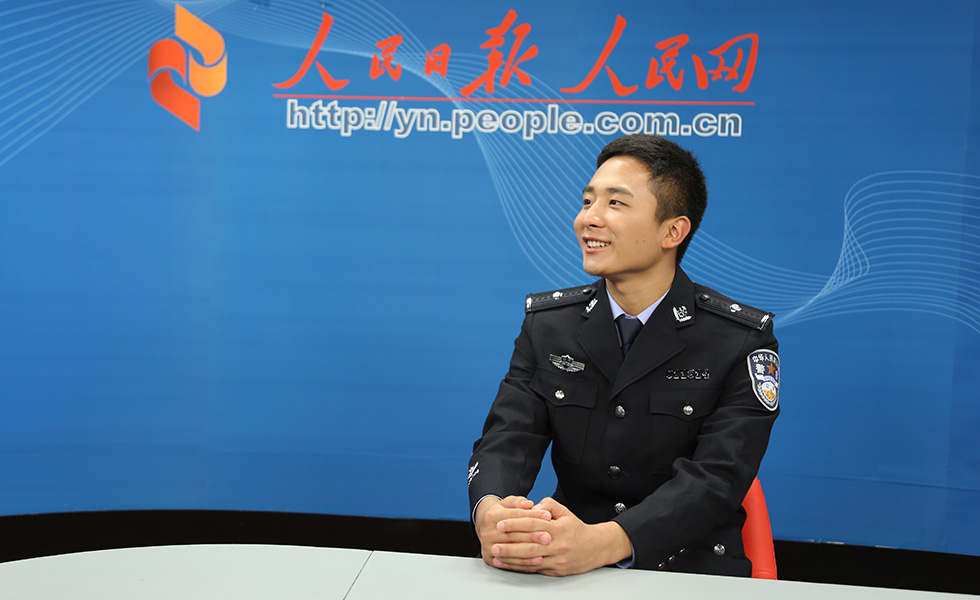 “我在北京保大慶”專題訪談昆明市公安局五華分局巡特警大隊民警李顯隆在演播室與主持人交流。