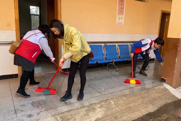 志願者在敬老院打掃衛生（朱艷萍 攝）