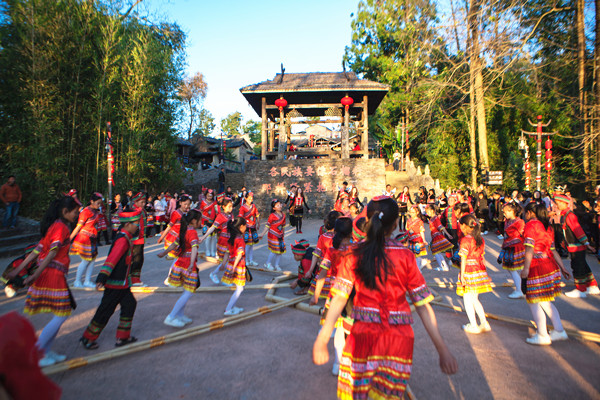 總書記看過的中寨司莫拉村佤族舞蹈