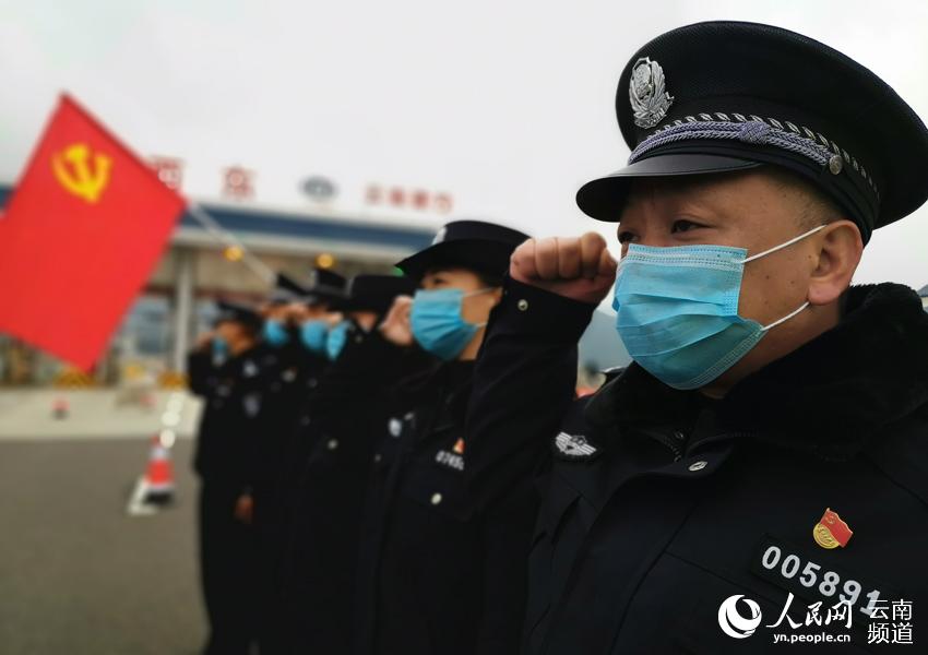 黨旗下宣誓  供圖