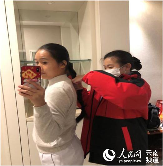 劉卿讓同事剪去了養護多年的長發 供圖