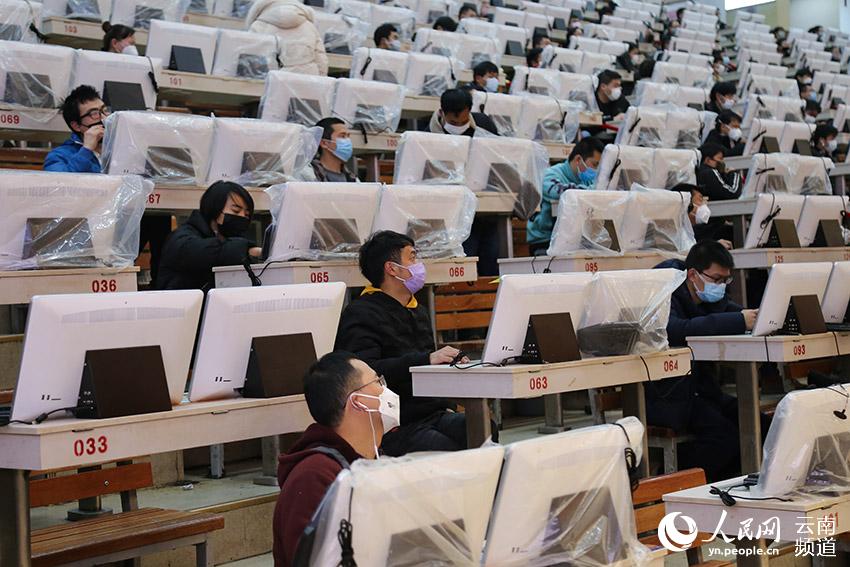 購買商在交易大廳競拍鮮切花。（人民網 李發興 攝）