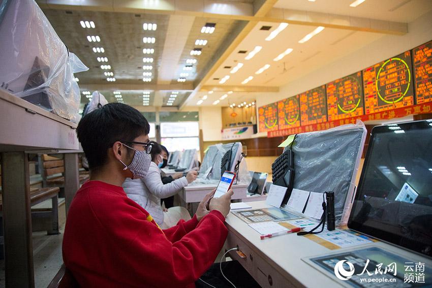 購買商在交易大廳競拍鮮切花。（人民網 李發興 攝）