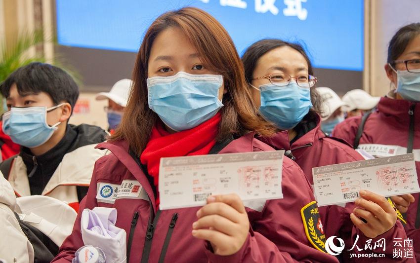 醫護人員展示前往武漢的機票（人民網 虎遵會 攝）