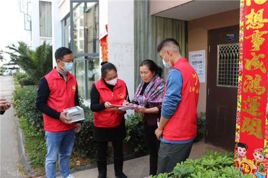 蒙自市文瀾街道藝海社區網絡員入戶宣傳疫情防控知識