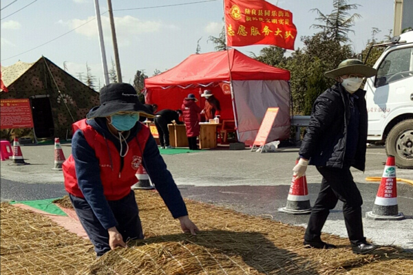 在監測卡點值守的張海峰正在整理消毒毯。（葉文聖 攝）
