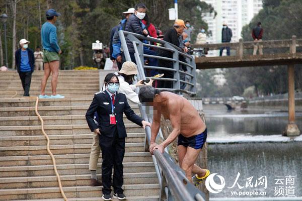 26日下午，經執法人員勸阻后，一市民從盤龍江河道內爬出。（人民網 虎遵會 攝）