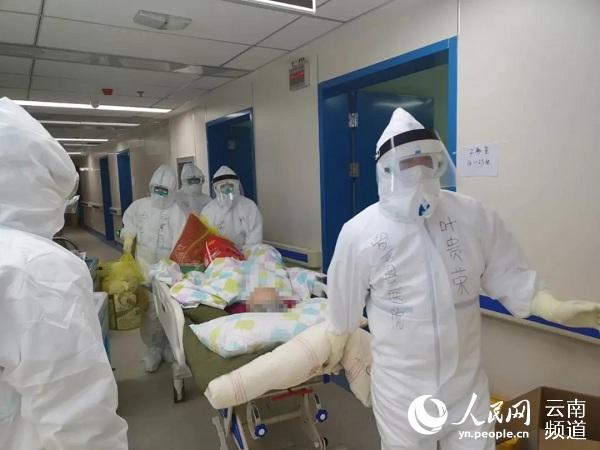 2月22日，艾瓊、葉貴榮、秦愛麗在幫助病人轉院。 供圖