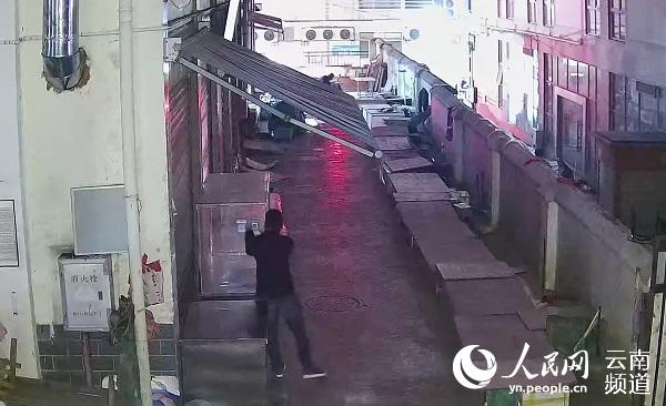 男子深夜“偷梁換柱”。供圖