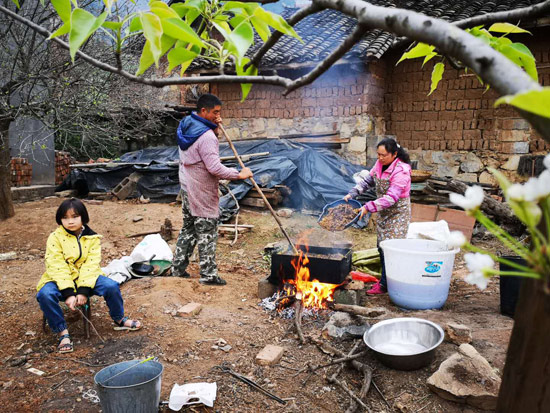 在可渡村裡，一家夫婦倆正忙著熬制蜂蠟。