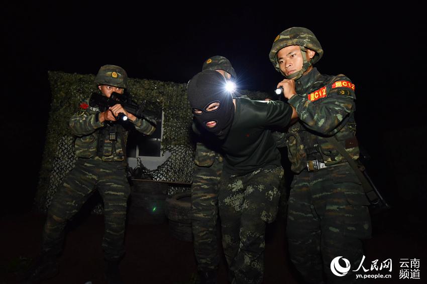 特戰隊員開展夜間反恐捕殲訓練 供圖。
