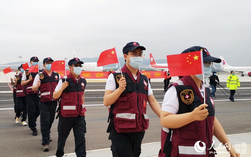 中國赴老撾抗疫醫療專家組完成任務回國。（人民網 虎遵會 攝）