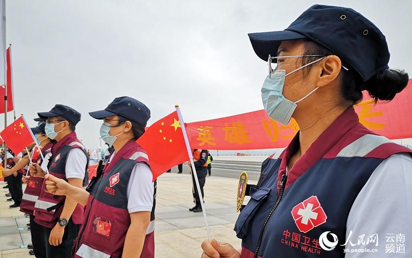 中國赴老撾抗疫醫療專家組完成任務回國。（人民網 虎遵會 攝）