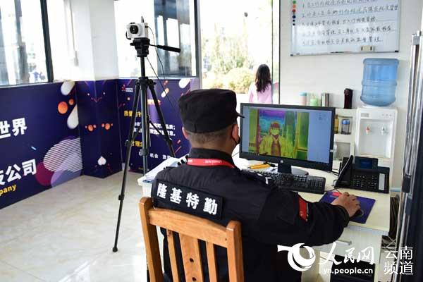 4月，雲南省保山市全面推進復工復產，保山工貿園區企業抓實疫情防控。供圖