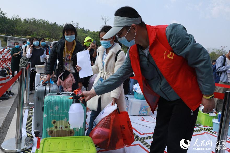 20日，红河州第一中学开学，入校前对报到学生的行李进行消毒。摄影：胡艳辉