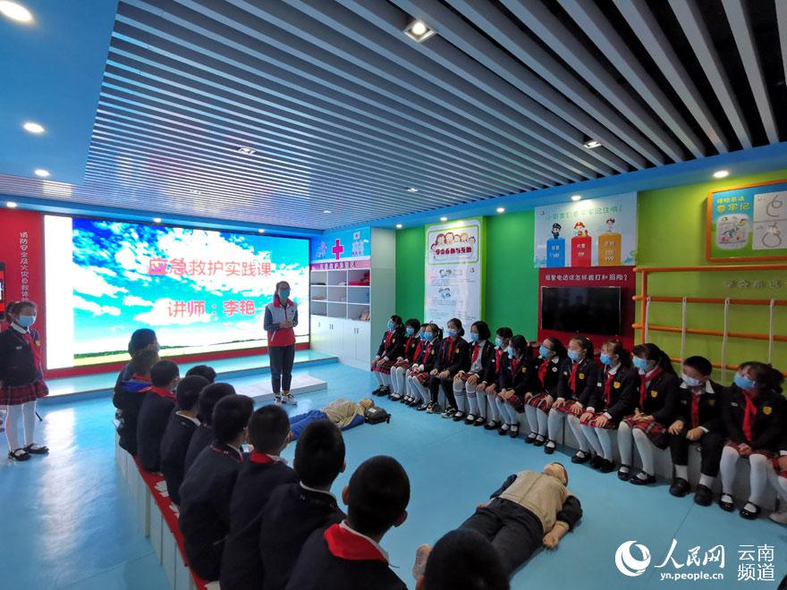 �������廪����ʮ�ֻ�־Ը����ѵ��ʦΪ����Сѧ��ѧ���ǽ���Ӧ���Ȼ�֪ʶ���������� ��� �㣩