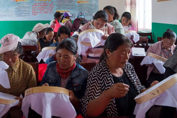弥沙乡文兴村妇女学习刺绣技能，增加致富途径。（苏金泉 摄）