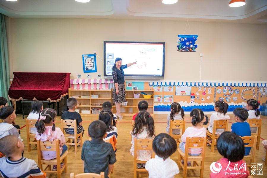 開學首日，昆明市第一幼兒園開展“開學第一課”。（王正鵬攝）