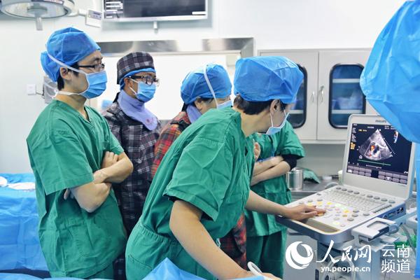 云县人民医院正在进行超声介入手术。（供图）