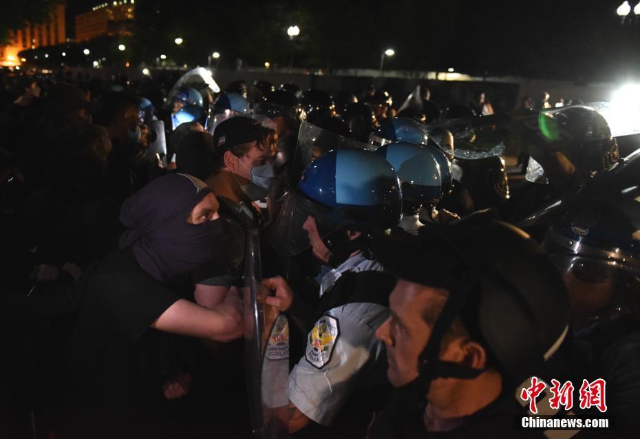 美国非裔男性遭暴力执法致死示威者在白宫门前彻夜抗议