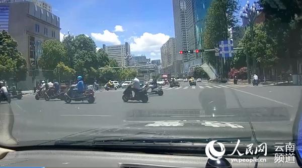 警車進行開道。警車行車記錄儀截圖