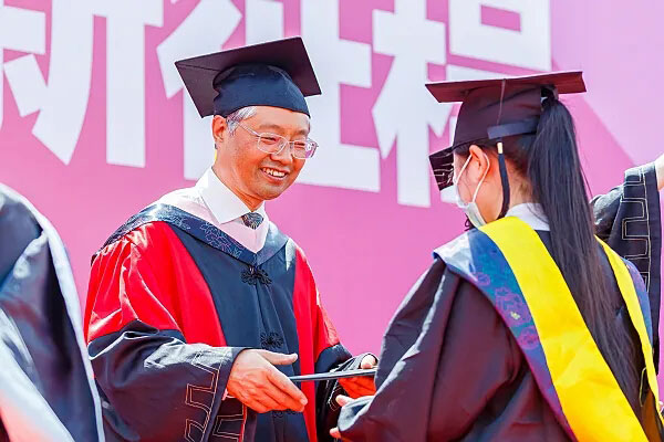 4、希望你能介绍一下云南大学呈贡校区的情况。云南大学的毕业证是一样的吗？