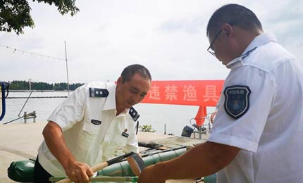昆明集中销毁一批违禁渔具
6月30日,昆明市滇池管理局渔业行政执法处在滇池龙门湿地渔政码头举行违禁渔具销毁活动,将今年上半年收缴的各类违禁渔具全部销毁。
【详细】