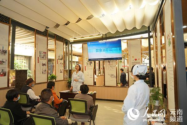 玉溪市第三人民醫院在該院黨群服務中心開辦“杏林講壇”傳播健康知識。（供圖）