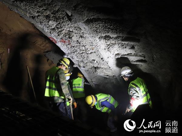 施工人員勘探隧道情況 供圖