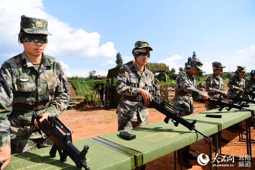 駐玉某部開展“軍事日”活動，女兵表演蒙眼分解和組裝槍械。攝影：曾永洪