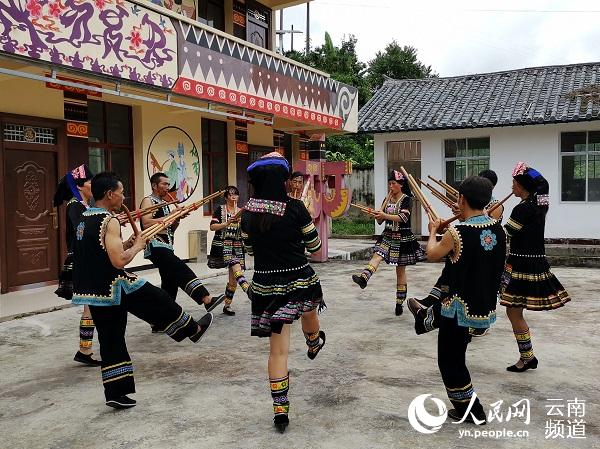 李昌德帶領蘭慶村蘆笙協會成員跳起蘆笙舞。（人民網 符浩 攝）