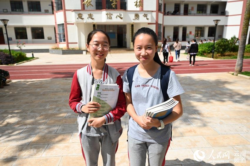 今天我們開學了！雲南省寧洱縣普洱中學初二年級學生領到了新書，心情雀躍不已。攝影：許時斌
