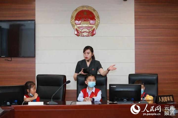 開學第一課，從法治課開始。雲南省昆明市盤龍區人民法院在公眾開放日提供生動的法庭體驗，小小法官“檢察官法警”在模擬庭審中感受法治、親近法律。攝影：楊帆
